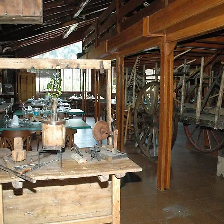 弗兰特拉简易别墅露营地 * Farga de Moles
